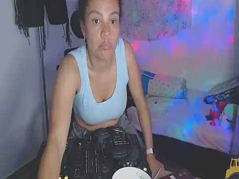 shayna_cute Adlı Modelin Canlı XXX Sohbeti