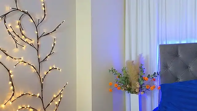 Ariana_Petite: διαδικτυακό σόου στην κάμερα