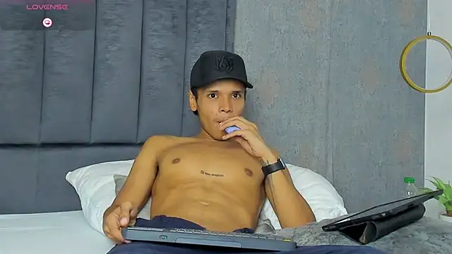 Alejandroo_Montenegro: онлайн-секс-чат