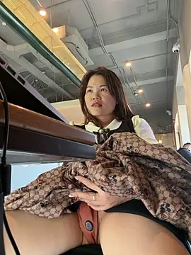 Emily_9xx Adlı Modelin Canlı XXX Sohbeti