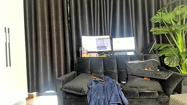 naughty_bigass' Webcam Show