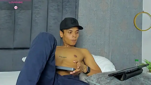 Alejandroo_Montenegro's Live XXX Chat