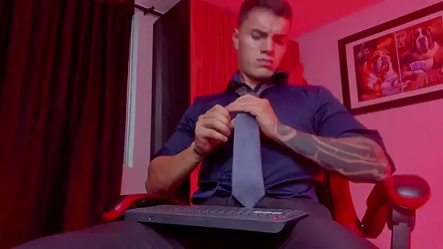 ALPHA_DOMINUS_: διαδικτυακό σόου στην κάμερα