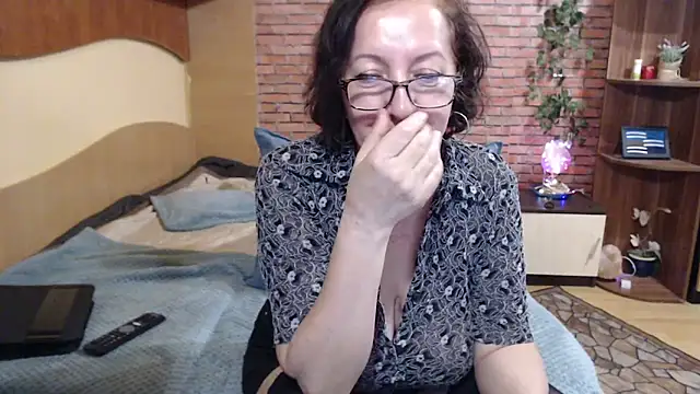 EvelyneFlirtyMilf: онлайн-се кс-чат