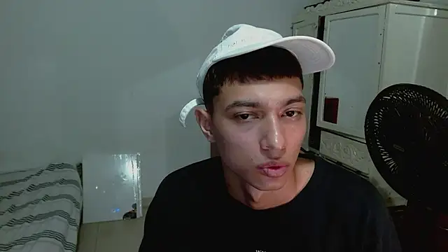 aaron_blug Chat XXX in diretta