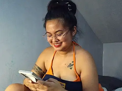 Chillntalkmami's Live XXX Chat