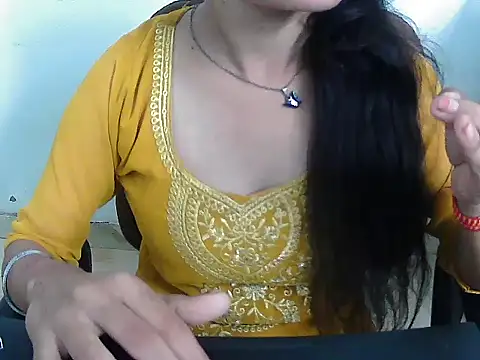 Hotsurbhi Adlı Modelin Canlı XXX Sohbeti