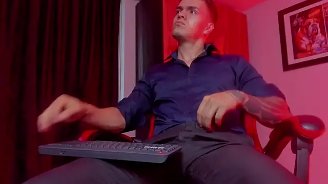 ALPHA_DOMINUS_: διαδικτυακό σόου στην κάμερα