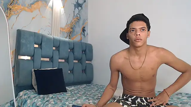 PRETTY_FEM's Live XXX Chat