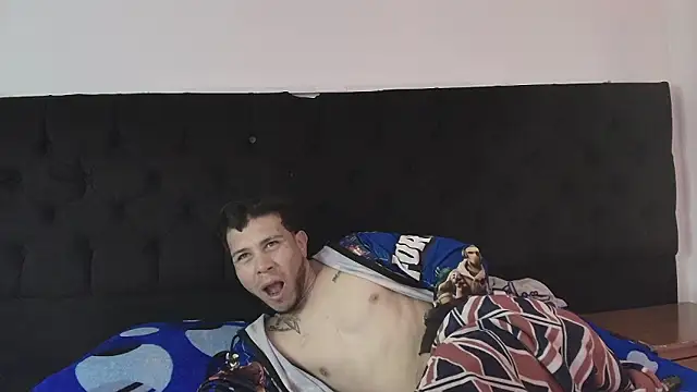 Thonixxx_mr: διαδικτυακό σόου στην κάμερα