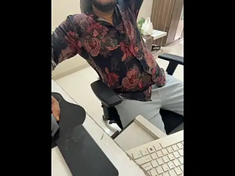 Pokazy przed kamerką – FlirtyxBoy