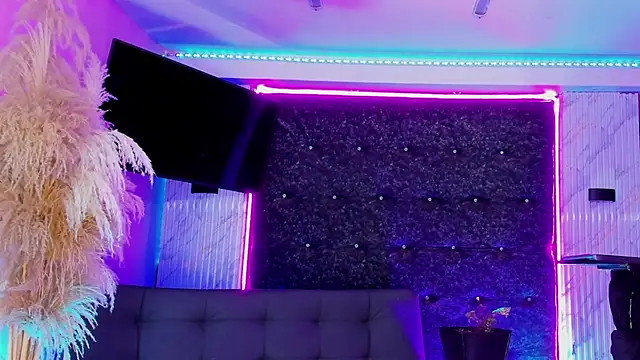 Queens_Wonders_Blondersn Webbikameraesitys