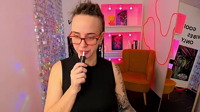 Show modela LisaFoxy_y na web-kameri