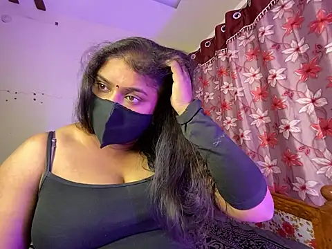 LouleyRanii Show in webcam