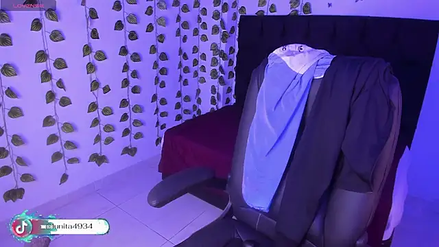 Онлайн чат XXX charlotte_keyss