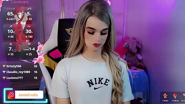 Sophiaa_doll_: διαδικτυακό σόου στην κάμερα