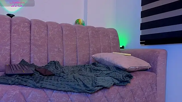 _scarletmoore Show in webcam