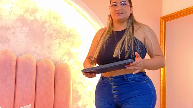 دردشة MiaLaurents الجنسية المباشرة