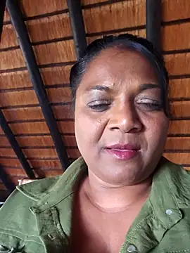 Chat +18 de IndianDelia ao vivo