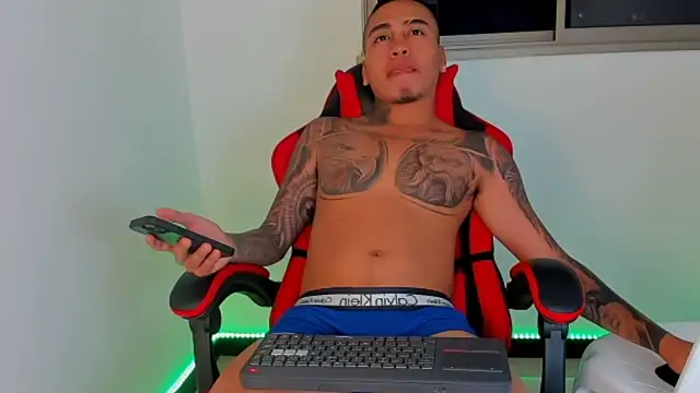 Mnell28 Show in webcam