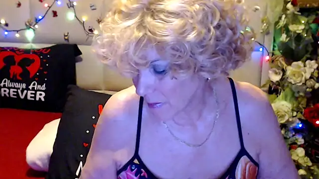 HappyWomanOn Webcam show