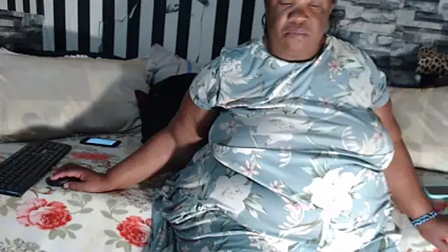 Chat +18 de BigHotMatureXx ao vivo