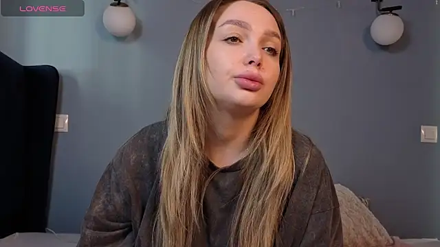 AnnaMaee: онлайн-секс-чат