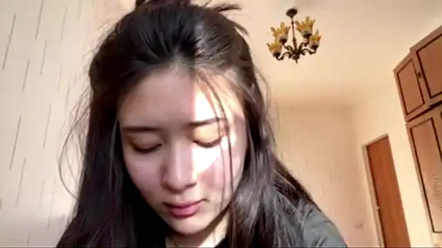 YourMiIa Adlı Modelin Canlı XXX Sohbeti