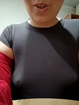 Emi_hot1 – Naživo XXX chat