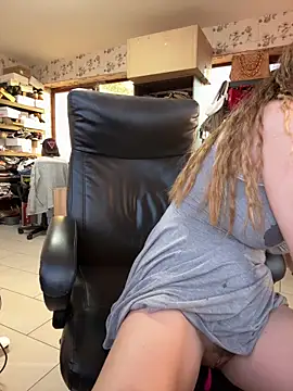 Pokazy przed kamerką – didihairypussy