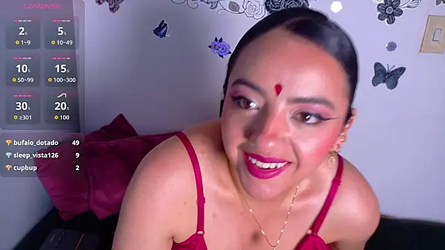 Chat +18 de emiily_curly ao vivo