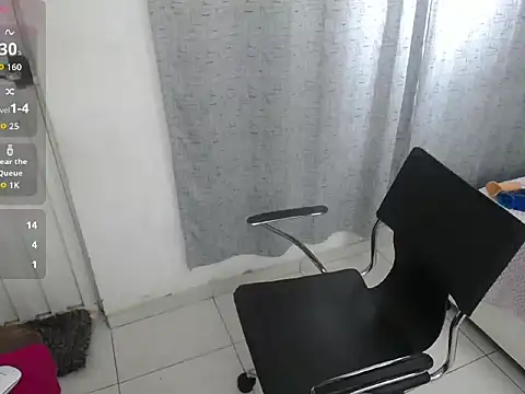 miss_charlott_18 Adlı Modelin Canlı XXX Sohbeti