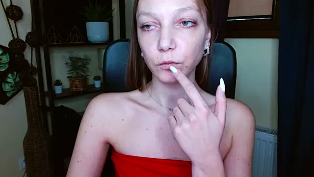 EmillyPlay élő XXX-chatje