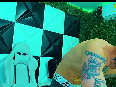 Boy_tatto77: απευθείας συνομιλία ΧΧΧ