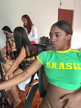 Emi_rousse's Webcam Show