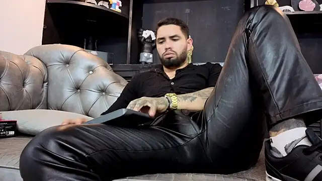 matteosantos: διαδικτυακό σόου στην κάμερα