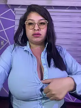 MiiaaJoness Show in webcam