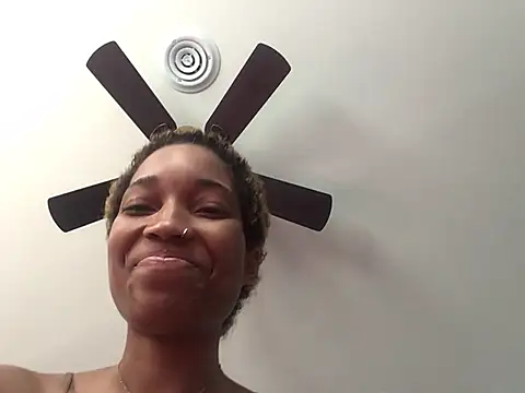 LunaBl00m Show in webcam