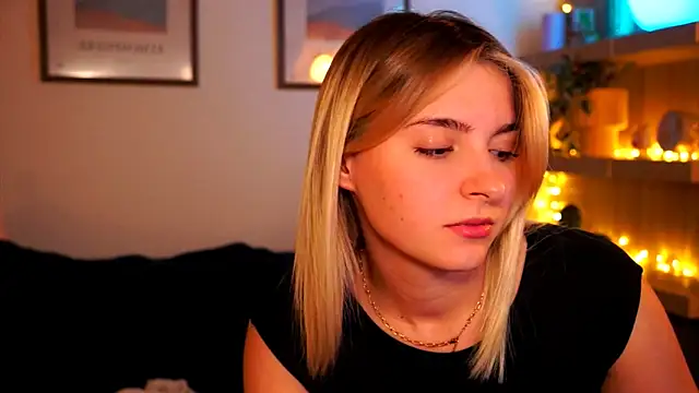 tiny_pixieee: διαδικτυακό σόου στην κάμερα