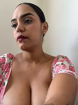 Sara-77 লাইভ XXX চ্যাট