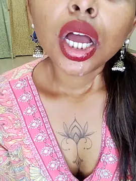 Trending_Couplen Webbikameraesitys