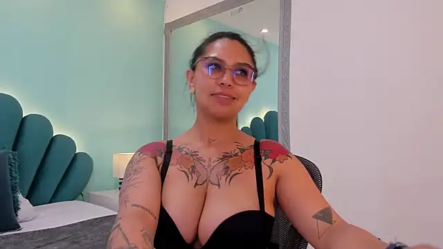 sharlott18's Live XXX Chat