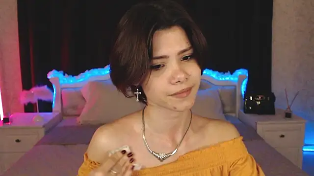 llittle-peachh's Webcam Show