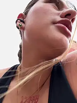 Rubby_015: διαδικτυακό σόου στην κάμερα