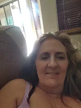 SultrySummer68 即時 XXX 聊天