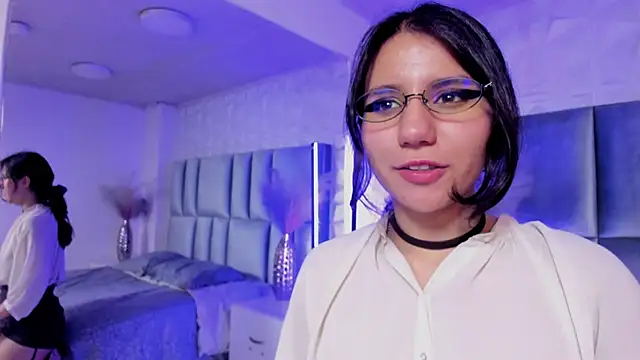 HollyPeach: онлайн-секс-чат