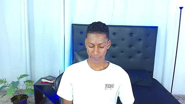 Онлайн чат XXX maiki18_