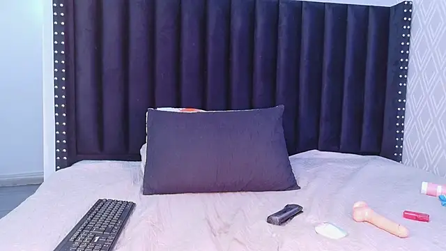 Chat +18 de EbonyCoWorker ao vivo