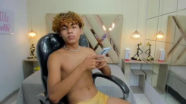 Anyelo_Twink Chat XXX in diretta