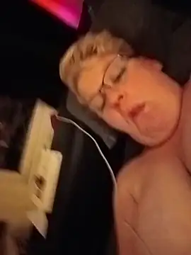 Curvy-German-Mom Chat XXX live